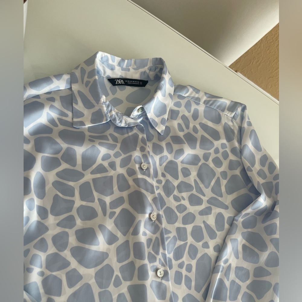 Zara Abstract Blue and White Blouse - Picture 4 of 15
